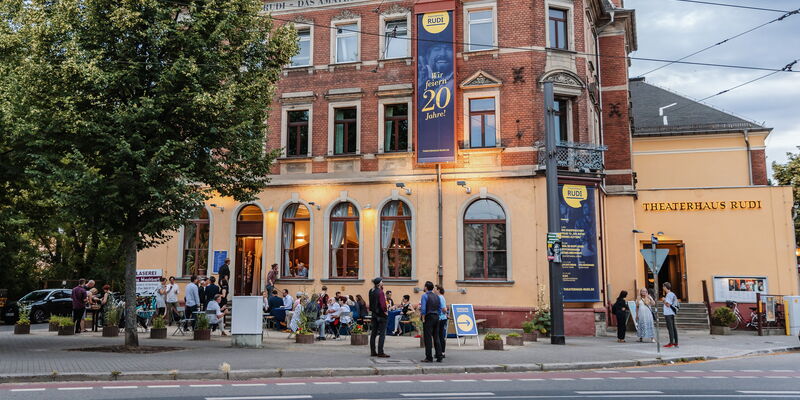 Hausansicht mit vielen Gästen anlässlich eines gemeinsamen Festes
