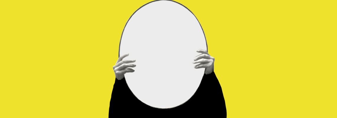Eine Person in schwarzer Bekleidung hält sich einen ovalen Spiegel vor das Gesicht. Die Spiegelseite zeigt zum Betrachter. Der Hintergrund der Grafik ist gelb