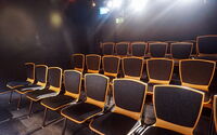 Theater unterm Dach mit Blick auf die Stuhlreihen im Zuschauerraum