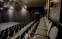 Ansicht Theatersaal mit seitlichem Blick auf die Stuhlreihen