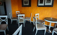 Theater unterm Dach mit Blick auf die Sitzgruppen in der Gastronomie
