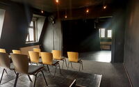 Theater unterm Dach mit Blick auf die Stuhlreihen und auf die Bühne