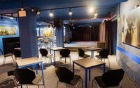 Theaterkeller mit Blick auf die Bühne und auf die Sitzgruppen am Tisch